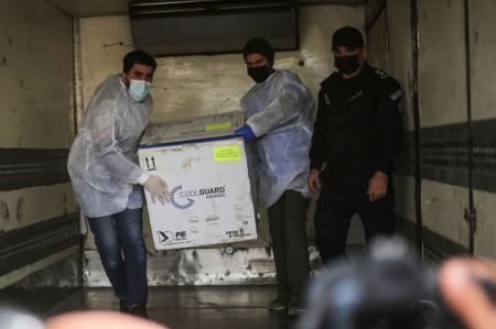 صور وصول اول شحنة من لقاح فيروس كورونا لقطاع غزة